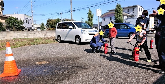水の消火器で的を狙う消火訓練!